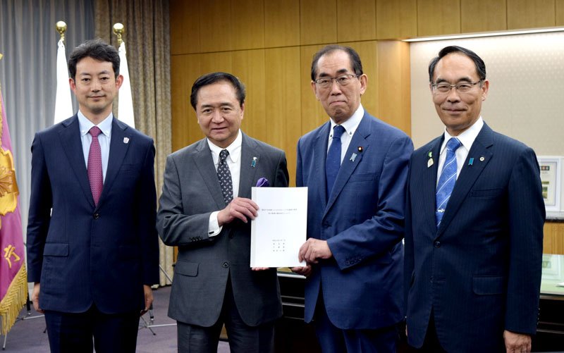 松本総務相（右から２人目）に要望書を提出する熊谷知事（左端）ら＝７日、総務省