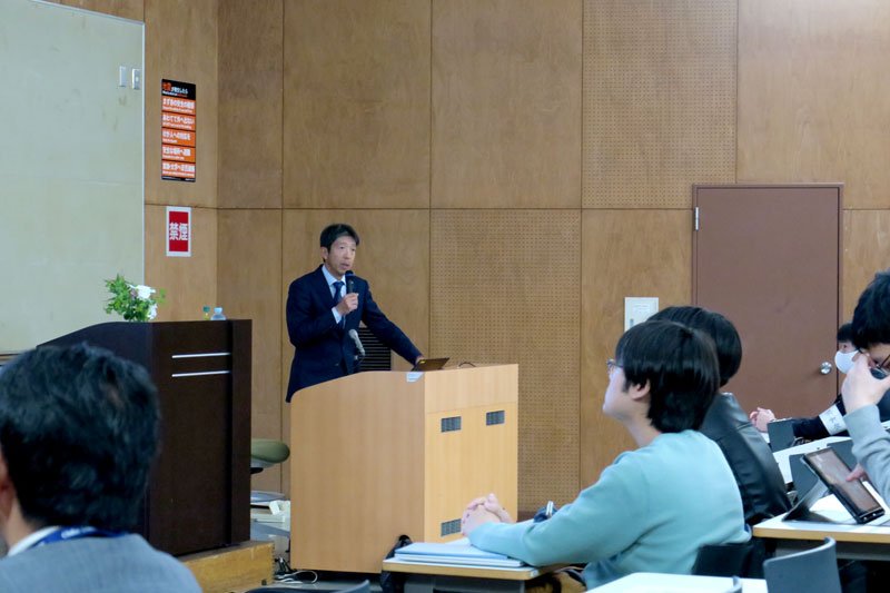 県警の取り組みを紹介する宮沢本部長＝９日、千葉大学