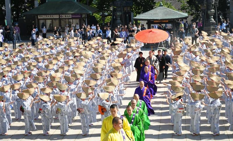 成田山新勝寺の大本堂前の広場で平和大塔まつりの奉納総踊りを披露する参加者ら＝１１日、成田市
