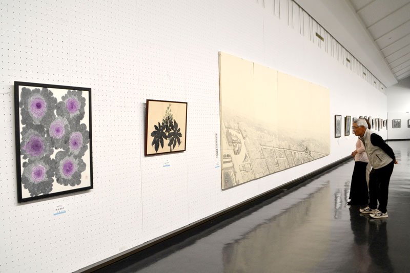 風景画など３５１点を展示している「墨の県展」＝１４日、千葉市中央区の県立美術館