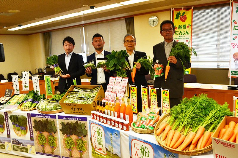 自慢のニンジン、枝豆、小松菜を持ち寄り、加工品とともにＰＲする生産者ら＝１６日、船橋市役所