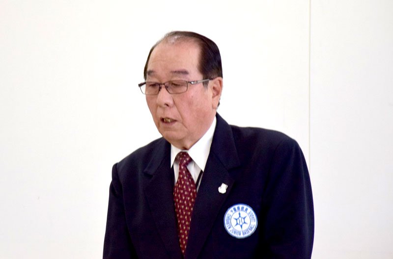 あいさつをする尾藤理事長＝千葉市稲毛区

