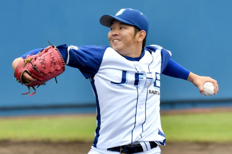 準決勝で先発したＪＦＥ東日本の山田啓太＝１９日、県総合ＳＣ