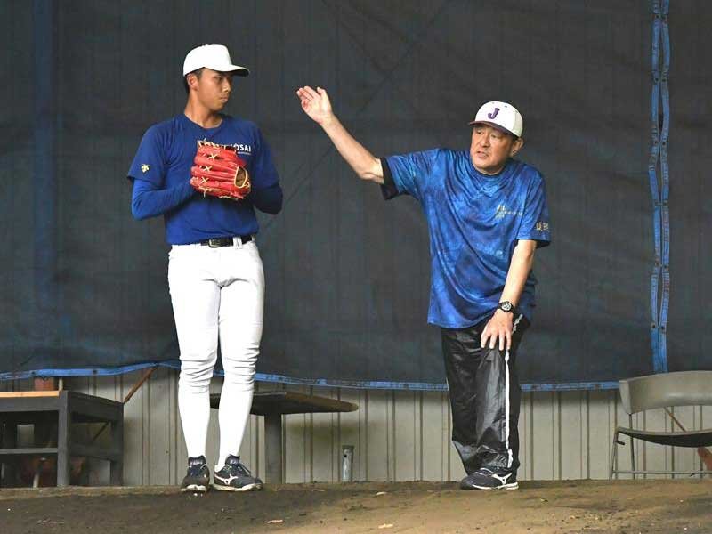 投球を指導する城西国際大の荒木大輔コーチ。左は石橋春樹投手＝２８日、東金市の野球部グラウンド