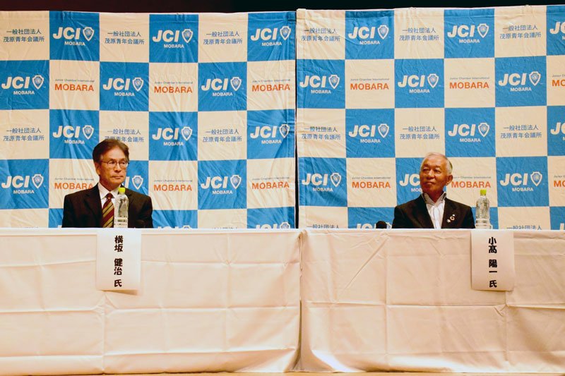 長生村長選を前に行われた公開討論会＝２５日、長生村文化会館