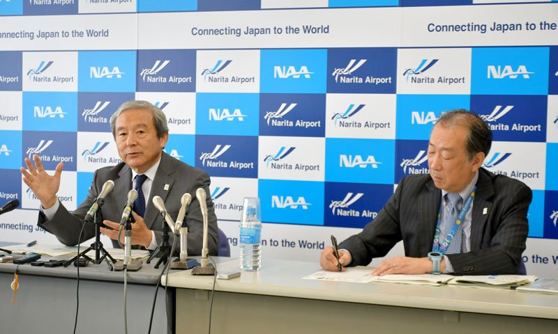 ４期ぶりに黒字化した２０２４年３月期連結決算について説明するＮＡＡの田村社長（左）と山本健財務部門長＝３０日、成田市の成田空港