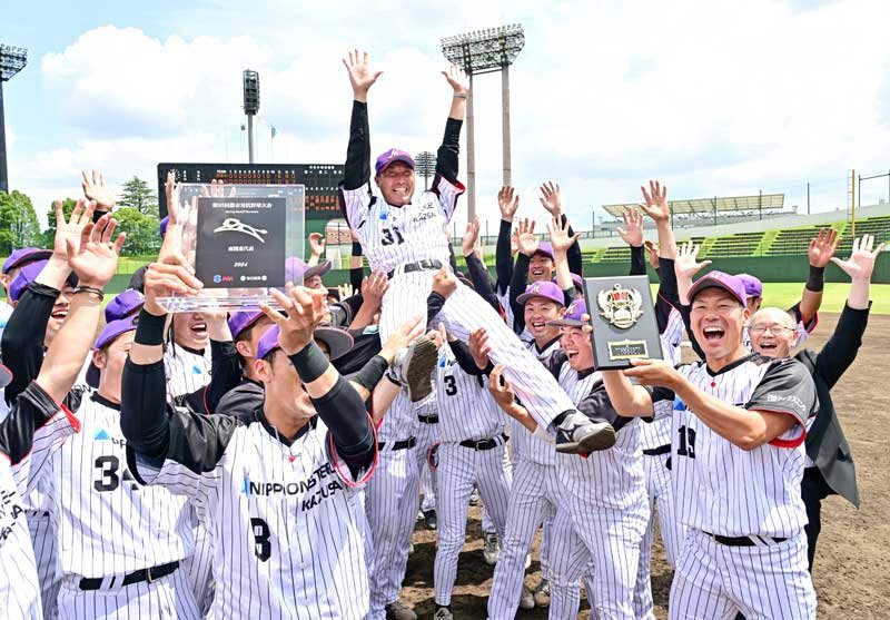 日本製鉄かずさマジックが４年連続１６度目の都市対抗野球本大会出場を決め、胴上げされる渡辺俊介監督＝７日、さいたま市の県営大宮公園野球場