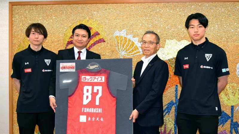 松戸市長（右から２人目）に今季の成績を報告した西村選手（左端）ら＝１４日、船橋市役所