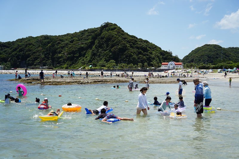 海水浴を楽しむ家族連れ＝２０２３年７月、勝浦市の興津海水浴場