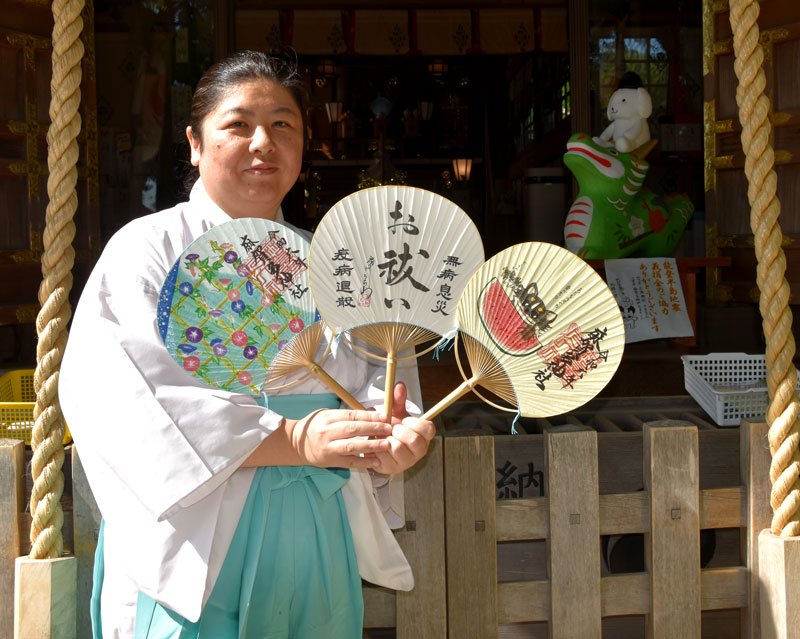 麻賀多神社のお祓い房州うちわを披露する禰宜の宮本さん＝佐倉市
