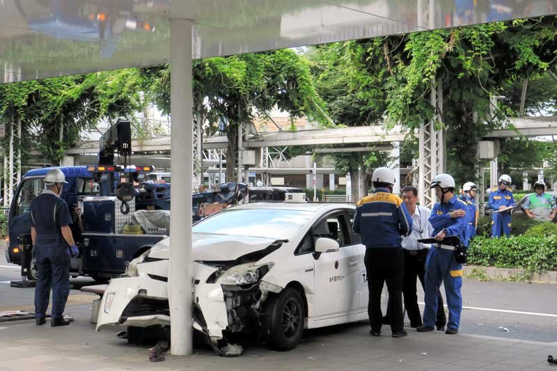 バス乗り場の柱に突っ込んだタクシー＝５日午後２時ごろ、千葉市中央区のＪＲ千葉駅前ロータリー