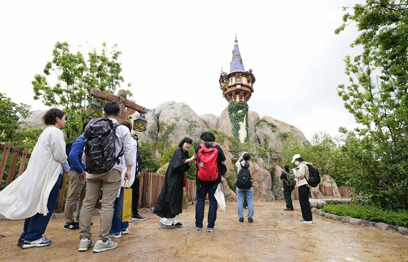東京ディズニーシーの新エリア「ファンタジースプリングス」にある「塔の上のラプンツェル」を題材とした地区（共同）