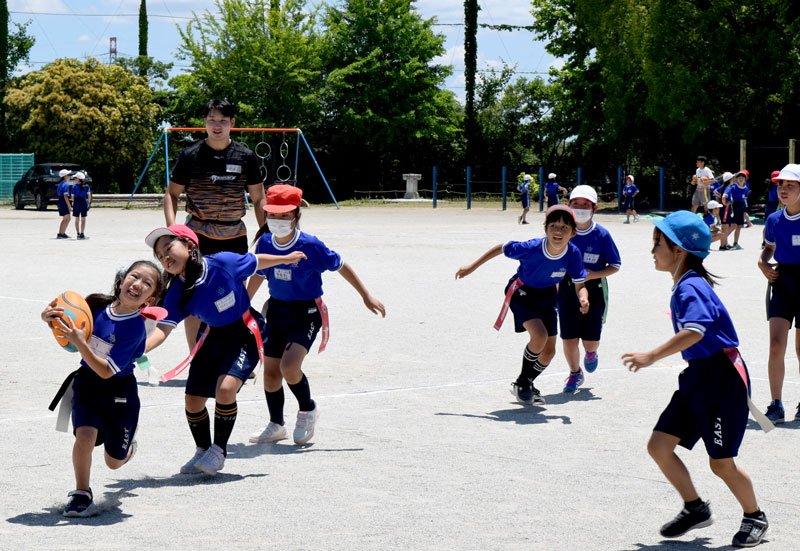 タグラグビーを体験する児童ら＝５日、船橋市丸山