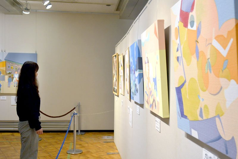 月の沙漠記念館で開かれている現代アートの企画展＝御宿町
