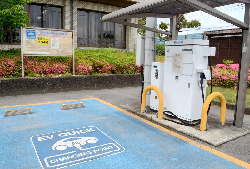 ５月９日から利用できなくなった山武市役所駐車場の市営ＥＶ急速充電設備＝同市