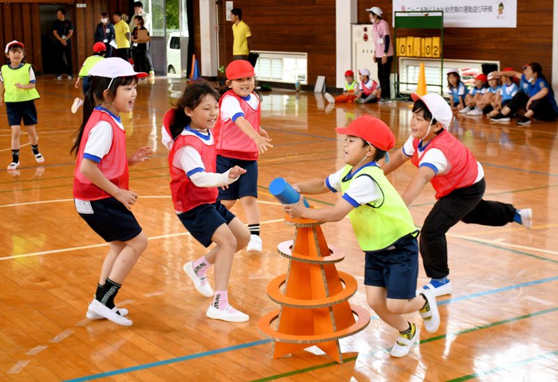 スポーツ鬼ごっこに挑戦し、一生懸命に走って宝を奪ったり守ったりする児童たち＝富里市