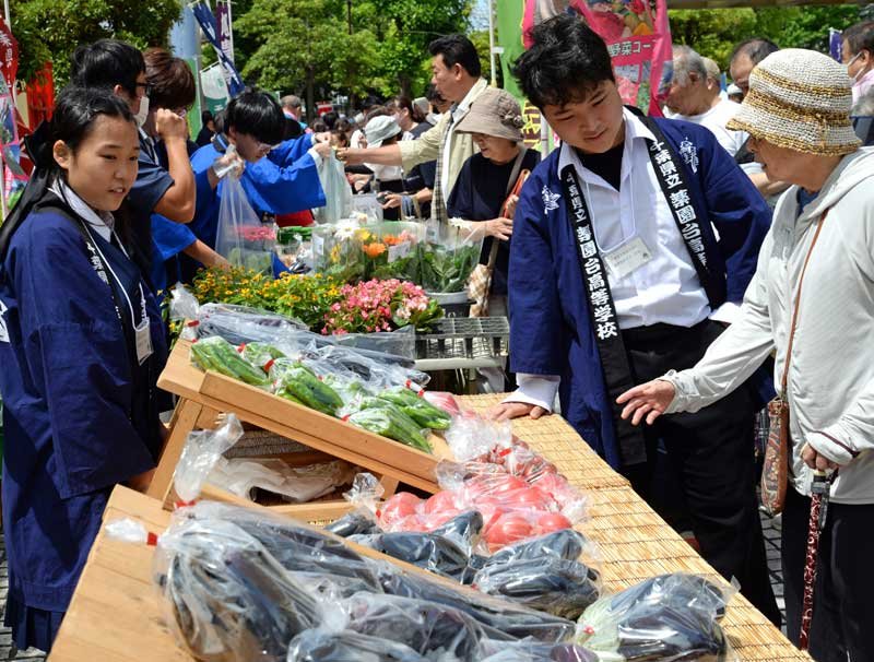 ナスやトマトなど自分たちの手で育てた野菜を、格安で販売する県内農業系の高校生ら＝２２日、千葉市中央区のホテルポートプラザちば
