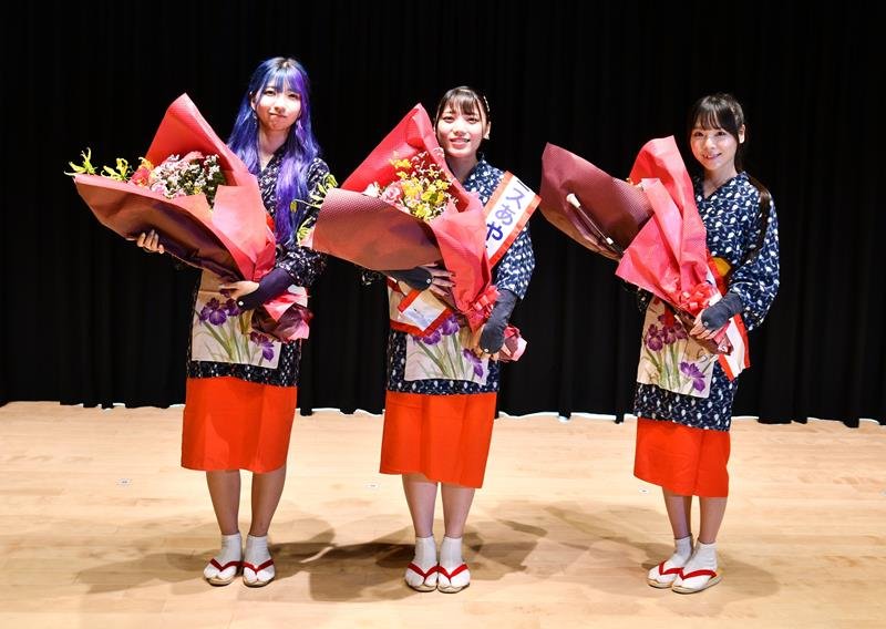 ミスあやめに選ばれた（右から）仲村さん、川村さん、金子さん＝２３日、香取市のみんなの賑わい交流拠点コンパス
