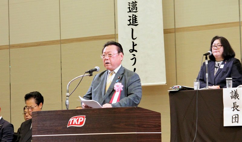 自民県連大会であいさつする桜田会長＝２２日、千葉市美浜区