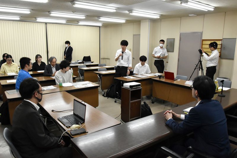 開講式で、新聞製作に意気込む学生＝２１日、千葉市中央区の千葉日報社