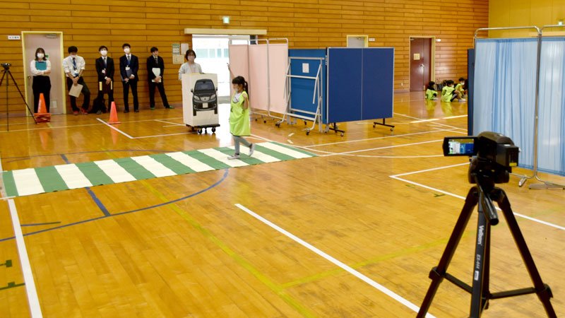 八街市教委の実証事業「親子交通安全教室」では、見通しの悪い丁字路交差点を想定して児童が横断歩道の正しい渡り方を学び、実際の通学風景とも比較して指導効果を確かめた＝２０２３年１０月、八街北小の体育館
