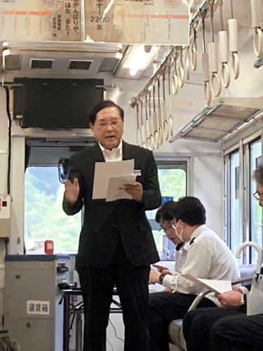列車内での株主総会で説明する竹本社長。３月に営業運転を始めた車両を使用した＝２８日、銚子市