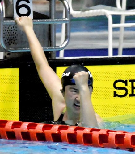 女子１００メートル自由形で優勝した千葉商大付の宇佐見＝県国際総合水泳場