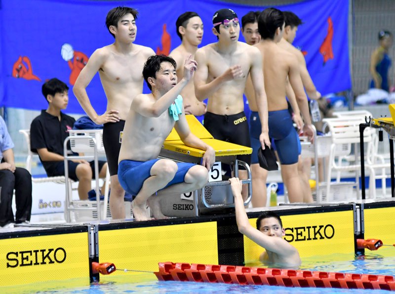 男子８００メートルリレー決勝　レースを終えタイムを確認する千葉商大付の選手たち＝県国際総合水泳場