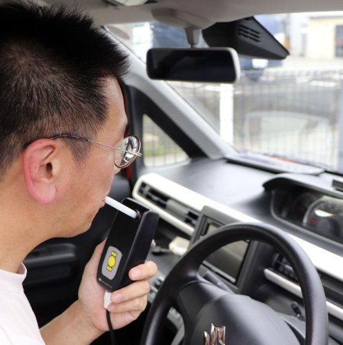 東海電子が販売する「アルコール・インターロック」を付けた中古車（共同）