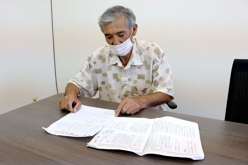 断酒会の活動を説明する阿井さん＝千葉市中央区