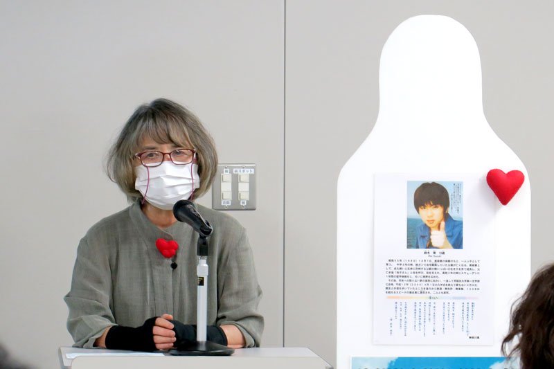 飲酒運転による自動車事故で命を奪われた息子の零さんのパネルの隣で、事故について話す鈴木さん＝２７日、千葉市美浜区の自動車事故対策機構千葉支所