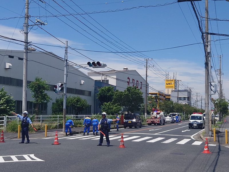 交通規制が敷かれた事故現場付近=9日午後０時45分ごろ、市原市青柳北１