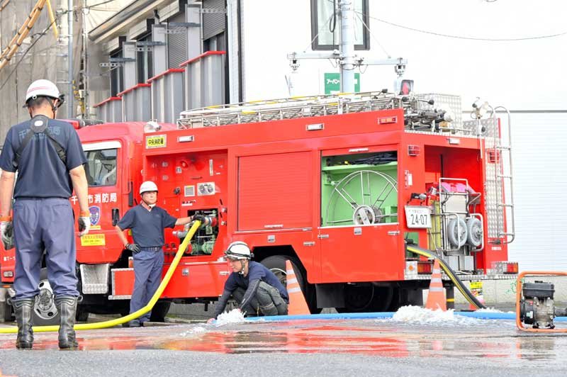 【速報】新千葉で道路から水噴き出す　水道管から漏水、老朽か　昼に通報、夕方も止まらず【動画あり】