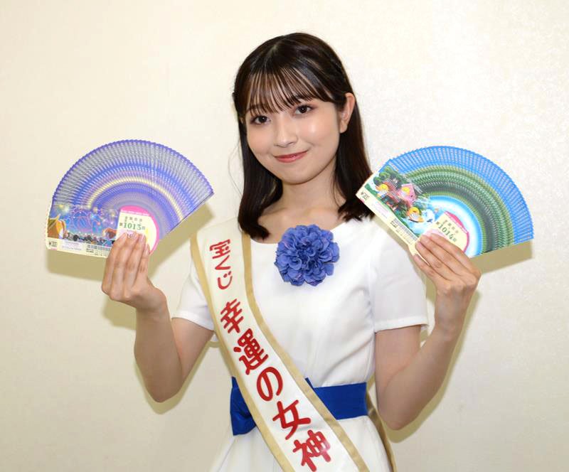 「サマージャンボ宝くじ」をＰＲした「幸運の女神」の木戸結菜さん＝２６日、千葉市中央区