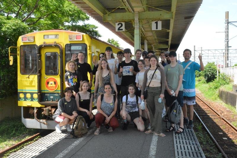 いすみ鉄道に乗り込むチェコの生徒ら。地域の暮らしを体験した＝いすみ市の大原駅
