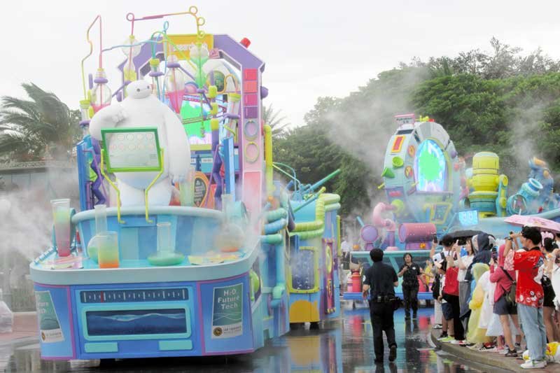 小雨模様の中、ベイマックスの乗ったフロートから水が噴き上げられ、歓声が上がる＝１日、浦安市の東京ディズニーランド