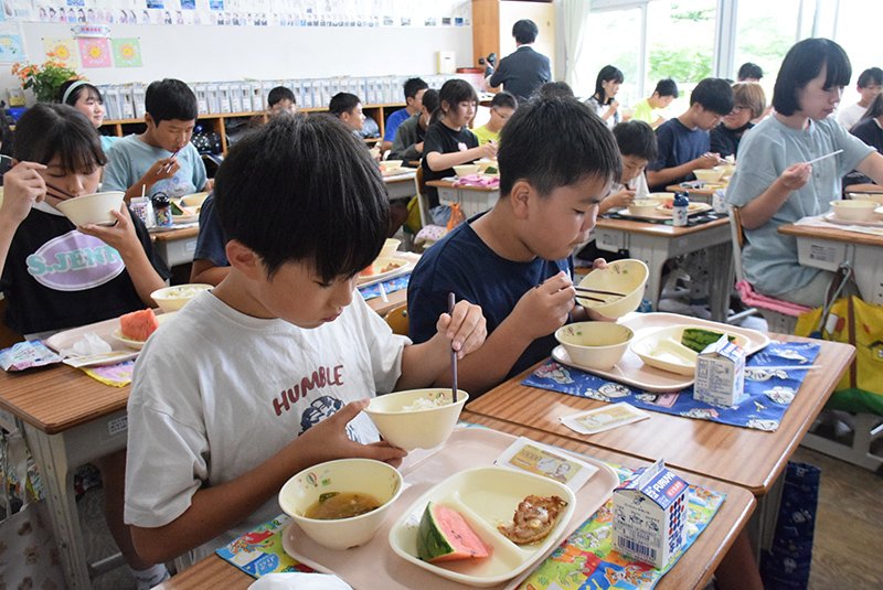 旭市とゆかりある渋沢栄一にちなんだ記念給食を味わう市立中央小の児童＝２日、旭市