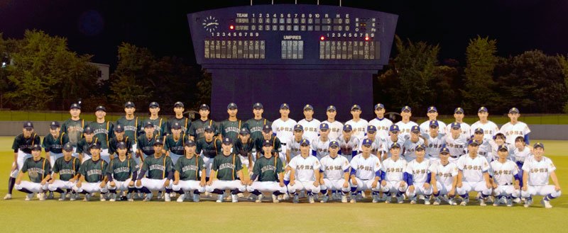 グラウンドで記念撮影する志学館と千葉黎明のナイン＝市原市