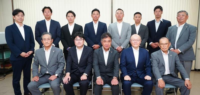 千葉日報社を訪れた日本製鉄かずさマジックの渡辺監督（後列右から４人目）やＪＦＥ東日本の落合監督（同左から４人目）ら関係者。前列中央は千葉日報社の中元社長＝同社
