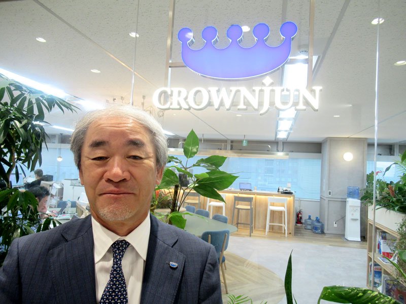 東京本社での河野社長。河野製作所の製品は「クラウンジュン」ブランドとして展開している＝都内