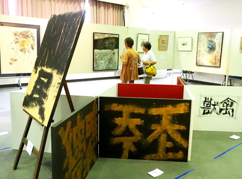 中尾さん自身の作品を含め木更津市に寄贈された約６０点を披露する「中尾彬コレクション展」＝木更津市