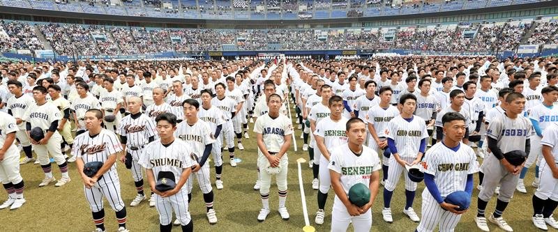 開会式で整列し脱帽する選手たち＝６日、千葉市美浜区のＺＯＺＯマリンスタジアム