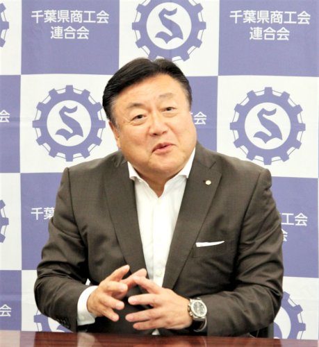 千葉日報社のインタビューに応じる寒郡会長＝千葉市中央区