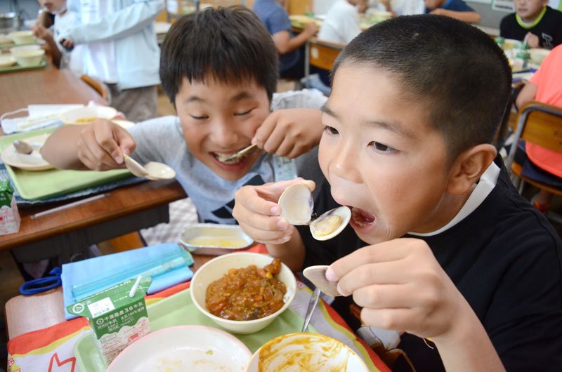 給食で提供されたハマグリを笑顔で味わう児童ら＝５日、九十九里町片貝