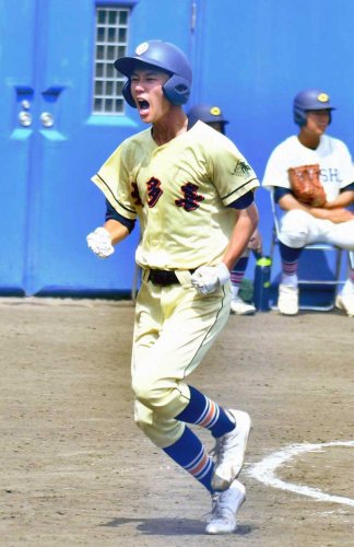 大多喜─市銚子　５回裏大多喜２死、相手失策でホームに生還し、ほえる中村＝県総合ＳＣ