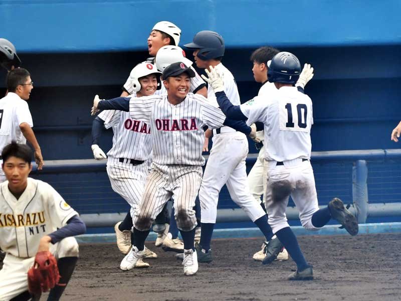 木更津高専─大網・大原・九十九里・茂原樟陽連合　サヨナラ２点打を放った中村（１０）を迎える連合の選手たち＝県総合ＳＣ
