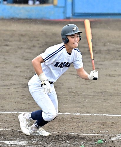 柏中央－鎌ケ谷　３回表鎌ケ谷２死二、三塁、相川が先制２点打を放つ＝船橋市民