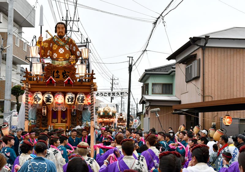 香取市佐原地区の伝統の祭り「佐原の大祭夏祭り」が１２日開幕し、佐原の町並みは活気に沸いた＝同市