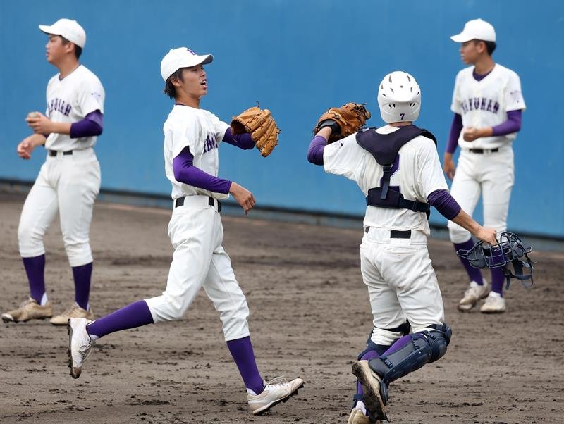 グラブタッチする柏南の道場（左）と川越＝県総合ＳＣ
