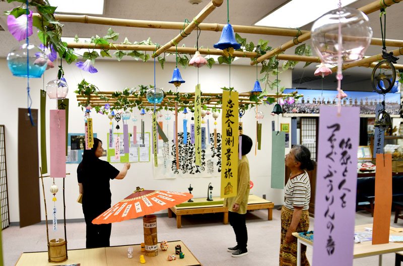 華遊墨のメンバーが手がけた短冊がつるされている風鈴＝２０日、香取市